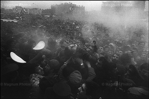 Teheran. Scontri durante il primo anniversario della rivoluzione -2.jpg