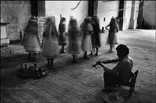 Villaggio di San Augustin de Oapan. Danza, dentro la chiesa cattolica.jpg