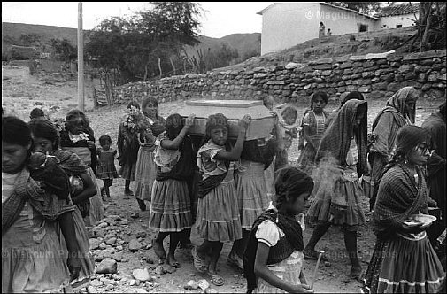 Villaggio di San Augustin de Oapan. Funerale d\\'un bambino.jpg