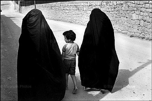 Algeria, Costantina. Donne col chador e un bambino.jpg