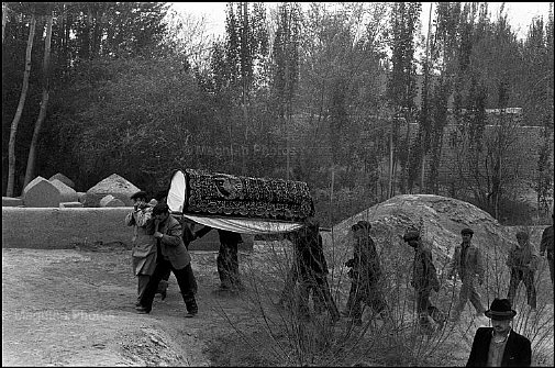 Cina, provincia dello Xinjiang. Funerale musulmano nella citt_di Kashgar -1.jpg