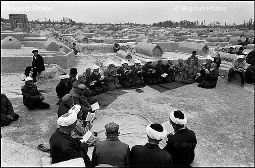 Cina, provincia dello Xinjiang. Funerale musulmano nella citt_di Kashgar -2.jpg