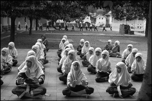 Indonesia, Yogyakarta. Studentesse in uan scuola.jpg