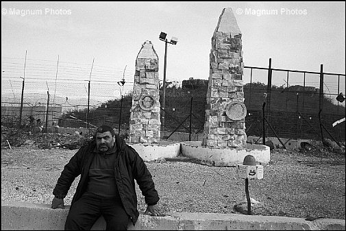 Libano, Bab Fatma. Sul confine israeliano, militante Hezbollah.jpg