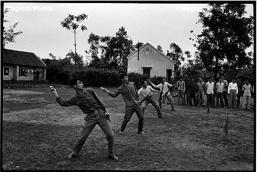 Vietnam, Hanoi. Addestramento di combattenti nord-vietnamiti, durante la guerra.jpg