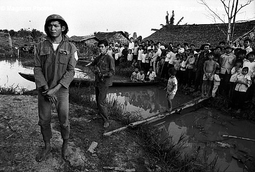 Vietnam. Soldato vietnamita prigioniero dei vietcong.jpg