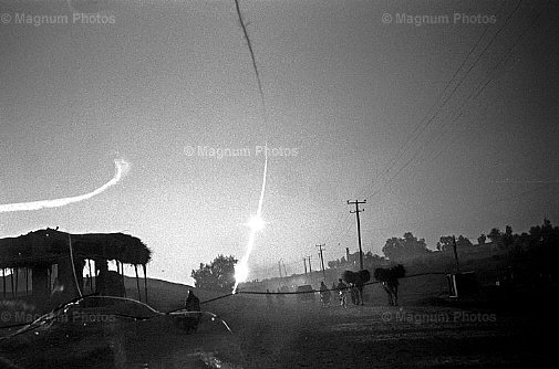 Afghanistan, Jalalabad. Bombardamenti americani sulla strada per Tora Bora.jpg