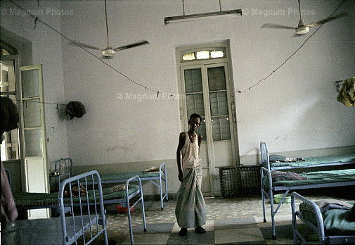 India, Calcutta. Malati di Aids, all\\'interterno del Ospedale Centrale -2.jpg
