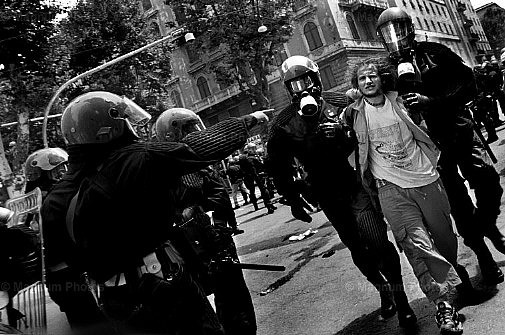 Italia, Genova. Dimostrazione No Global -1.jpg