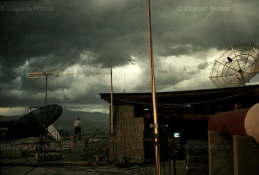 Port-au-Prince. Un giornalista sul tetto dell\\'Hotel Montana.jpg