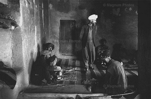 Afghanistan. Colazione in una Casa del T奱 lungo la strada.jpg