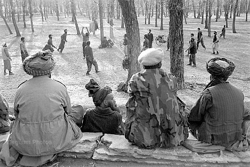 Kabul. Mujahiddin che giocano a volley.jpg