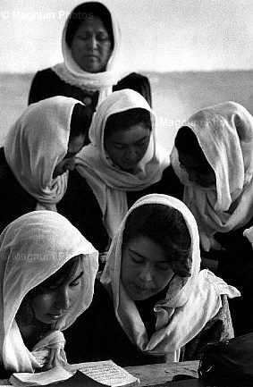 Mazar Sharif. Donne in una scuola.jpg