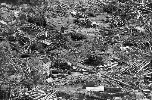 Vicino Shahr-e-Bozorg. Villaggio distrutto dal terremoto del '98.jpg