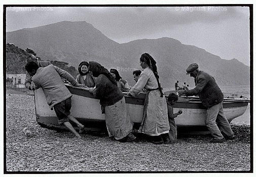 Isola di Karpathos. Arenando una barca.jpg