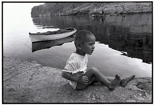 Regione del Peloponneso, Mani. Bambino in riva al mare.jpg