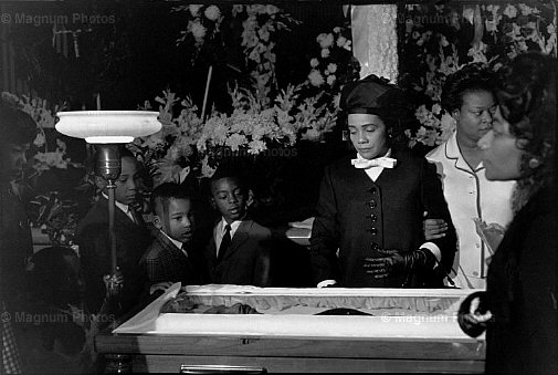 Stati Uniti, Atlanta. Coretta King di fronte la bara del Marito, Martin Luther King.jpg