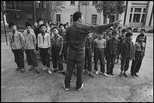 Cina, Shangai. Bambini in una scuola.jpg