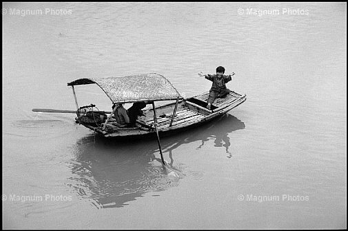 Vietnam. Una barca lungo il fiume.jpg