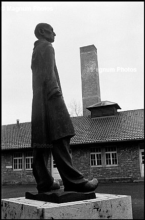 Germania, Dachau- Monumento al Prigioniero Ignoto.jpg