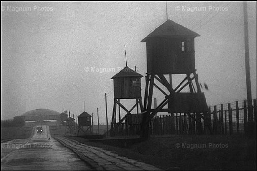 Polonia, Lublino. Torri di guardia, nel campo di Majdanek.jpg