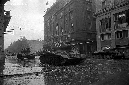 Budapest. Carri armati sovietici di fronte l\\'Hotel Astoria.jpg