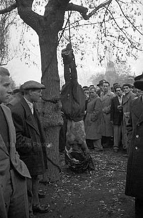 Magyarovar. Esecuzione di un membro della Polizia Segreta Comunista.jpg