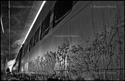 Stati Uniti, Boston. Treno ricoperto di ghiaccio, nella Stazione Sud.jpg