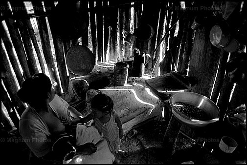 Honduras, Montagne La Sierra. Raina Lopez, coi figli.jpg