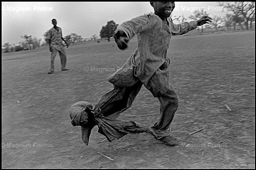 Niger, Safo. Bambini giocano a palla.jpg