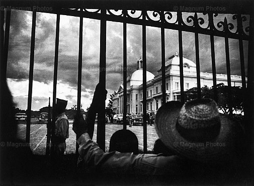 Haiti, Port au Prince. Il cancello del Palazzo Presidenziale.jpg