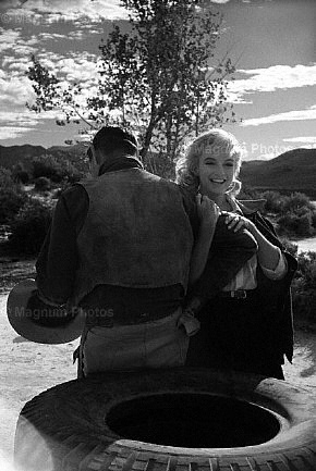 Stati Uniti, Nevada. Marilyn Monroe sul set del film \\'Gli Spostati\\' -4.jpg