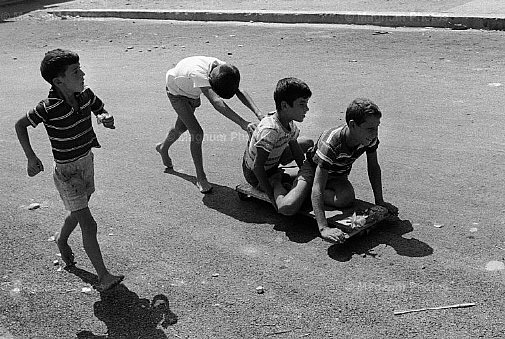 Bagheria. Bambini che giocano con lo \\'strascino\\'.jpg