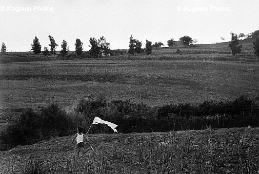 Bagheria. Bambino con un drappo bianco.jpg