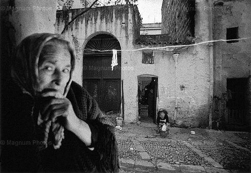 Bagheria. Donna nella citt_vecchia.jpg