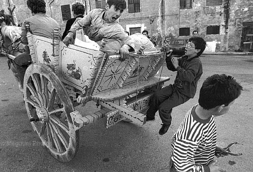 Bagheria. Ragazzi sul carretto siciliano.jpg