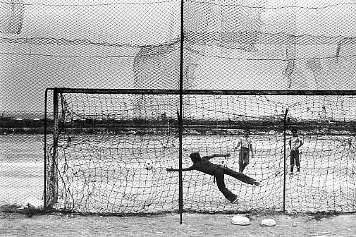 Italia, Marsala. Ragazzini che giocano a calcio.jpg