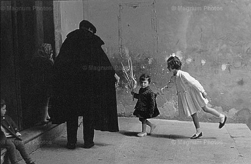 Italia, provincia di Palermo. Isnello, bambini entrano in chiesa.jpg