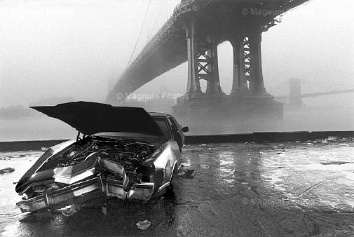 Stati Uniti, New York. I ponti di Brooklyn e Manhattan nella nebbia.jpg