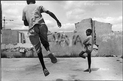 Angola, Luanda. Bambini di strada.jpg