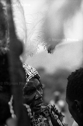 Uganda, vicino il fiume Nilo. danzatore madi, a Metu.jpg