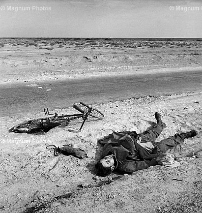 Egitto, deserto occidentale. Cadavere di un soldato tedesco.jpg