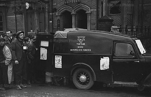 Gran Bretagna, Coventry. Distribuzione del t奱 alla Rescue Squad.jpg