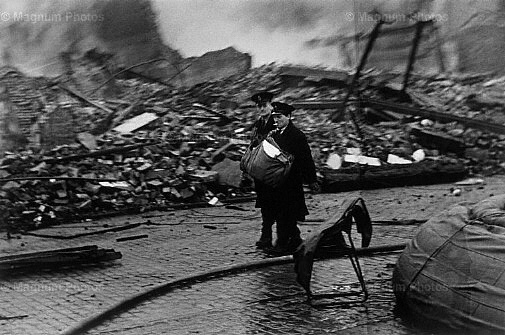 Gran Bretagna, Coventry. La mattina dopo una notte di bombardamenti.jpg