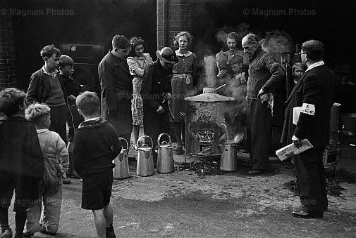 Gran Bretagna, Londra. Scaldino, in un ricovero pubblico.jpg