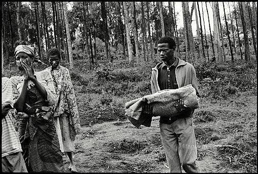 Ruanda. Vicino la chiesa di Nyarubuye.jpg