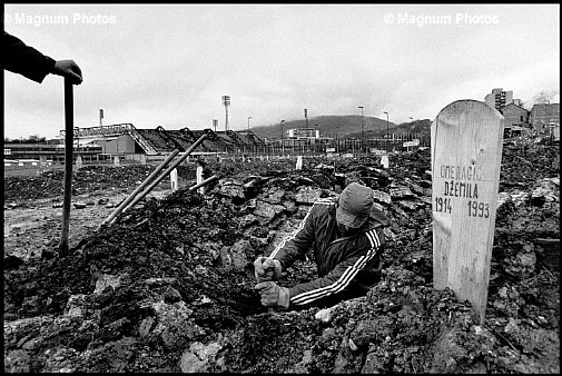 Sarajevo. Il cimitero, ricavato dal vecchio stadio.jpg