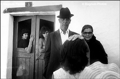 Portogallo, villaggio d\\'Aljustrel. Durante un funerale.jpg