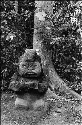 Messico, La Venta. Statua di un guerriero.jpg