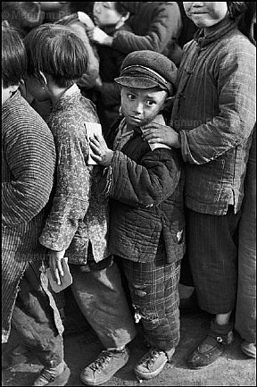 Cina, Shangai. Bambini alla distribuzione del cibo.jpg